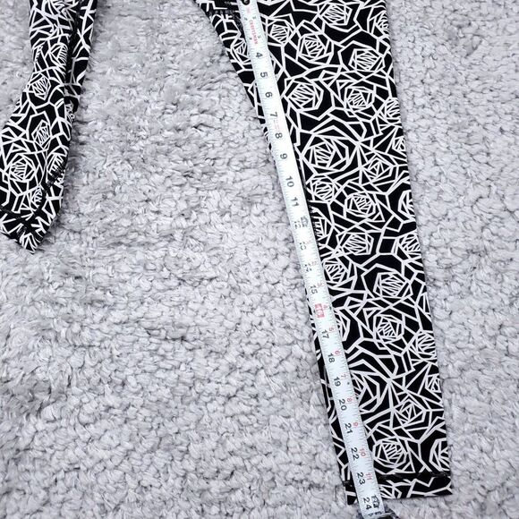 Lululemon High Times Leggings 3/4 Length Posey Black White Geometric Rose Size 4 - Picture 9 of 11